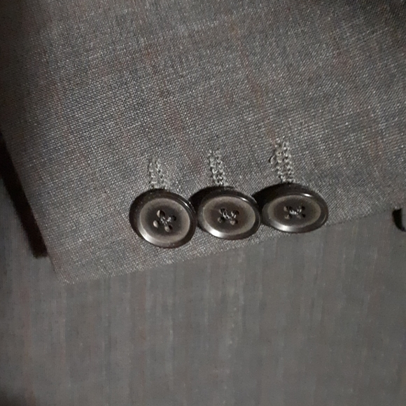 Hugo Boss, 2 piece suit. 44R jacket/36R pants - Picture 4 of 7